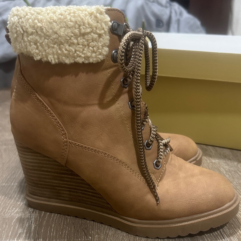 Dolce Vita Wedge Ankle Boots Tan Sherpa Lace Up Winter Boots Women's Size 8.5